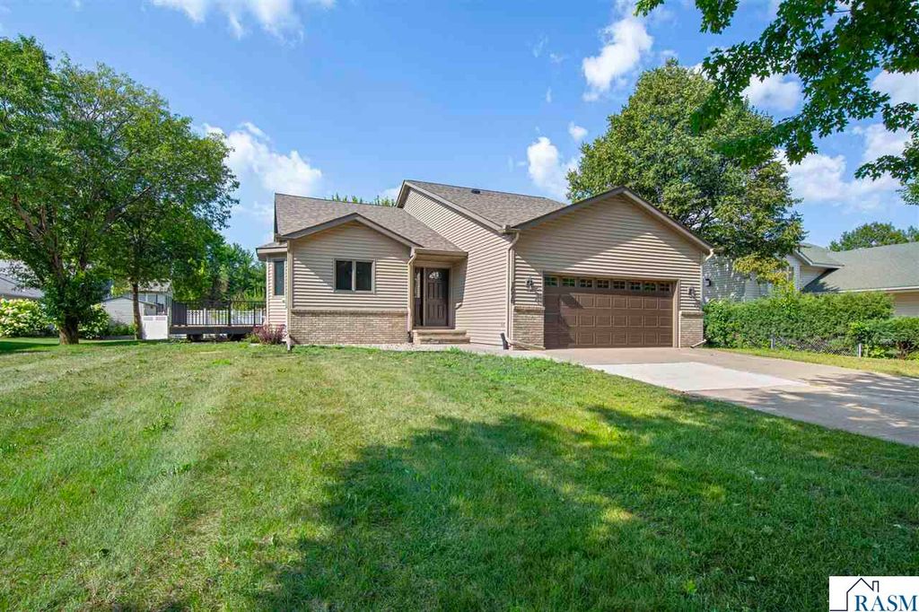 1676 Castle Drive, North Mankato, MN 56003