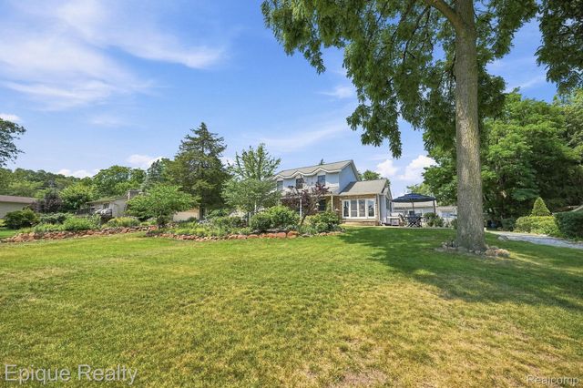 1642 Delmonte Street, Wolverine Lake Village, MI 48390