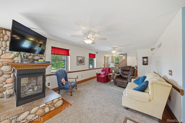 1642 Delmonte Street, Wolverine Lake Village, MI 48390