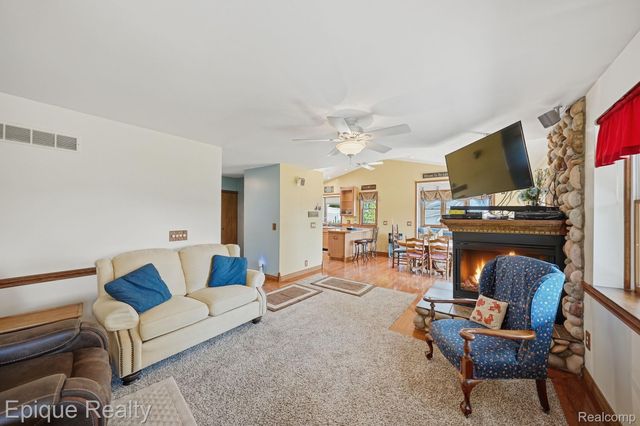 1642 Delmonte Street, Wolverine Lake Village, MI 48390