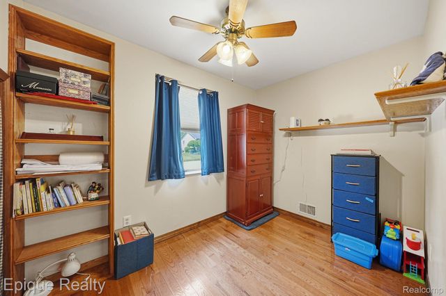 1642 Delmonte Street, Wolverine Lake Village, MI 48390