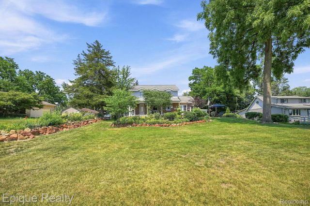 1642 Delmonte Street, Wolverine Lake Village, MI 48390