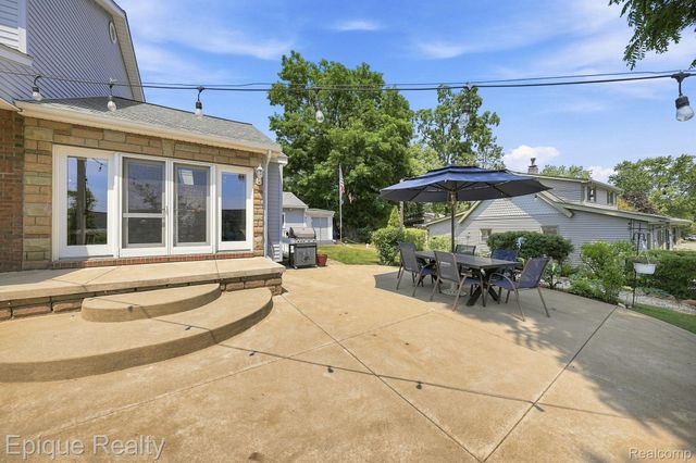 1642 Delmonte Street, Wolverine Lake Village, MI 48390
