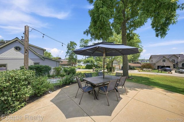 1642 Delmonte Street, Wolverine Lake Village, MI 48390