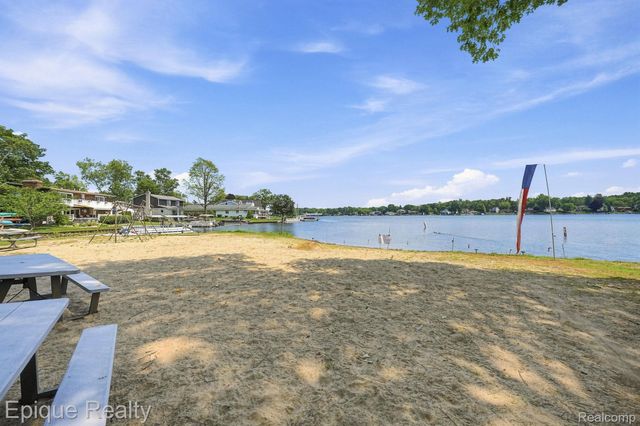 1642 Delmonte Street, Wolverine Lake Village, MI 48390