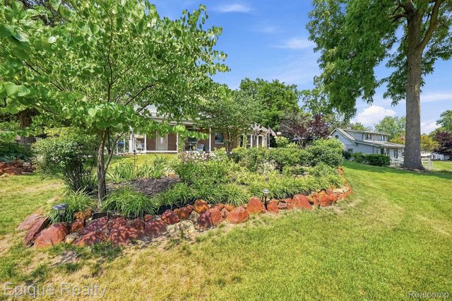 1642 Delmonte Street, Wolverine Lake Village, MI 48390