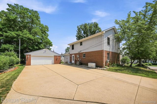 1642 Delmonte Street, Wolverine Lake Village, MI 48390