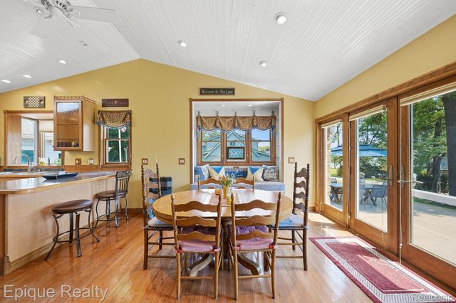 1642 Delmonte Street, Wolverine Lake Village, MI 48390