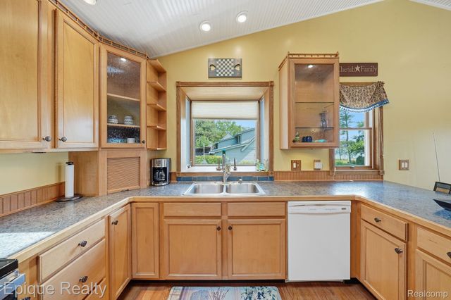 1642 Delmonte Street, Wolverine Lake Village, MI 48390