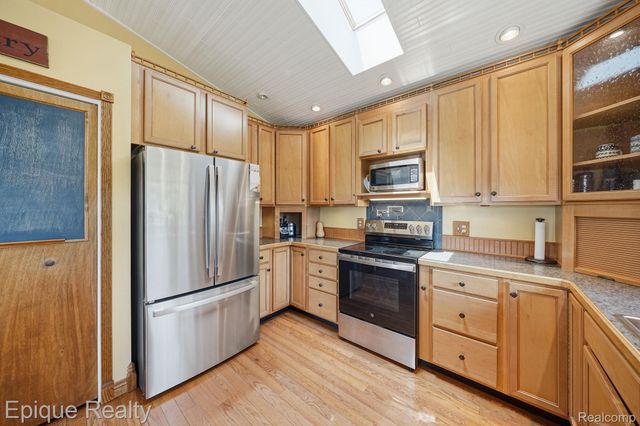1642 Delmonte Street, Wolverine Lake Village, MI 48390