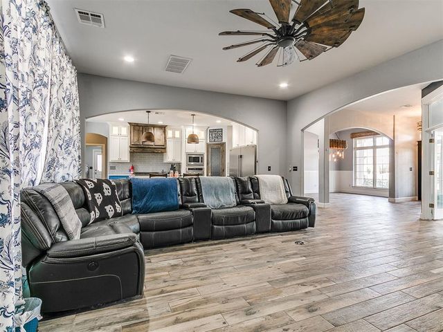 16316 Cobblestone Circle, Choctaw, OK 73020