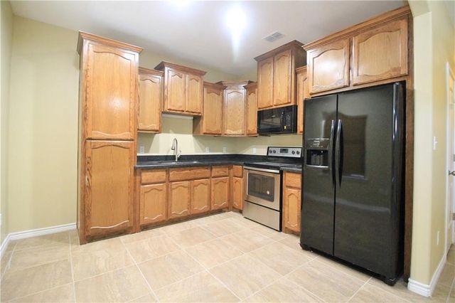 724 W Kleberg Ave, Kingsville, TX 78363