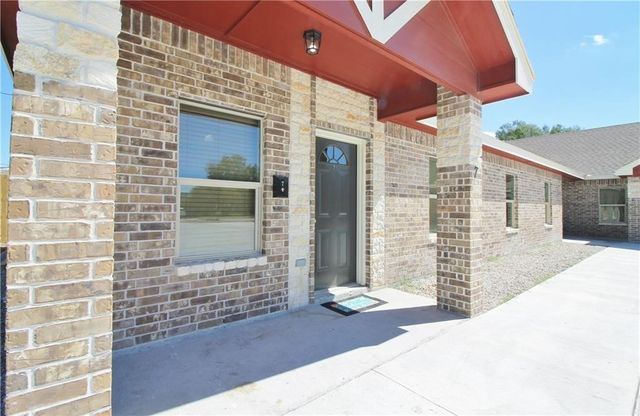 724 W Kleberg Ave, Kingsville, TX 78363
