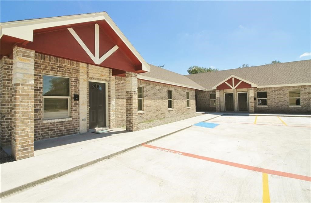 724 W Kleberg Ave, Kingsville, TX 78363