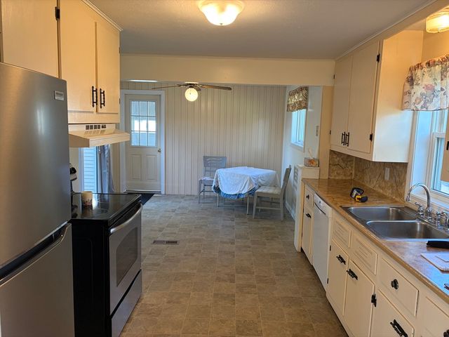 138 N Main St, Belchertown, MA 01007