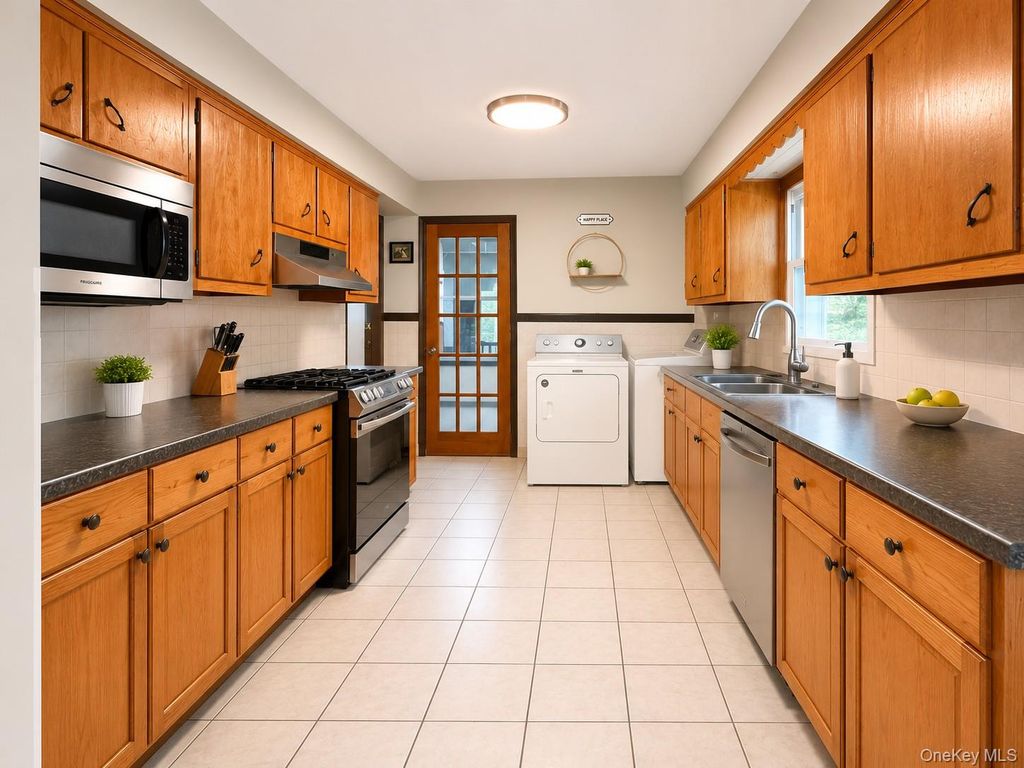 19 North Lane, Glen Cove, NY 11542 — photo 2
