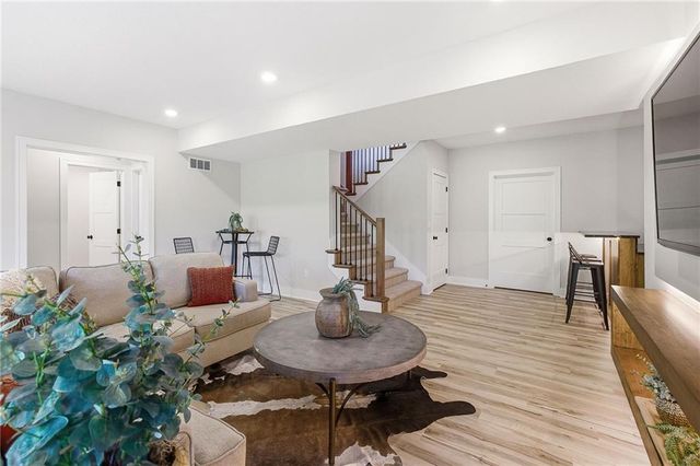 916 Savannah Lane, Greenwood, MO 64034