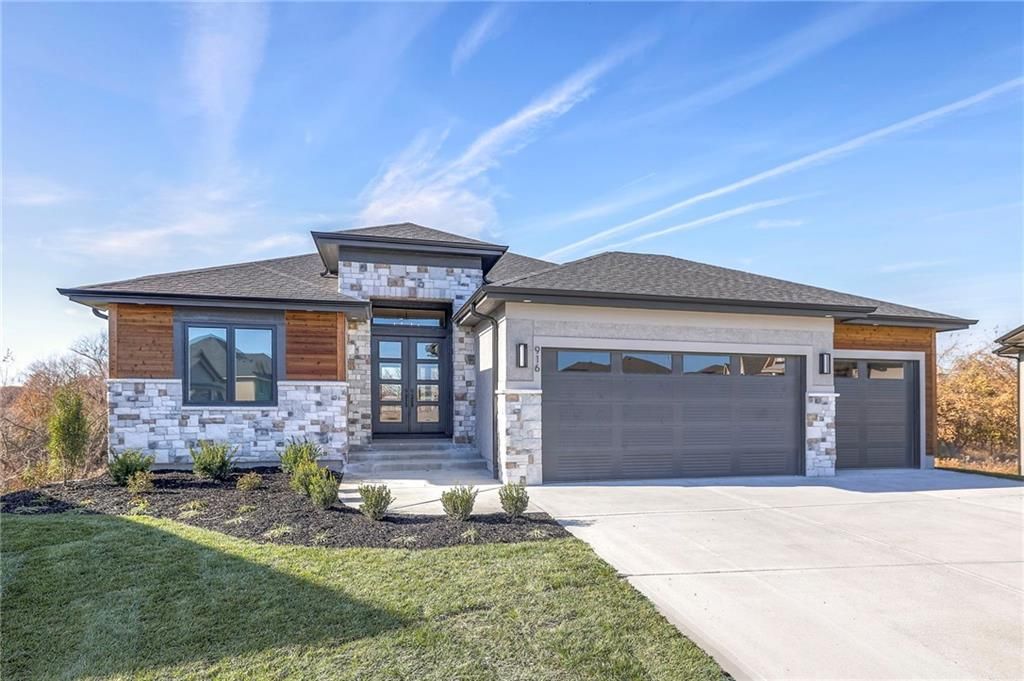 916 Savannah Lane, Greenwood, MO 64034