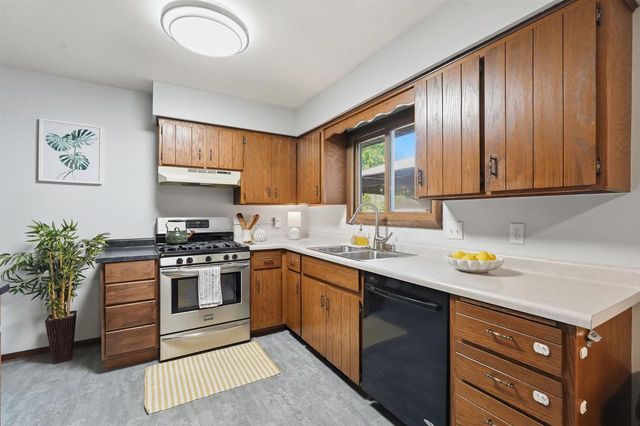805 Miller Drive, Oregon, WI 53575