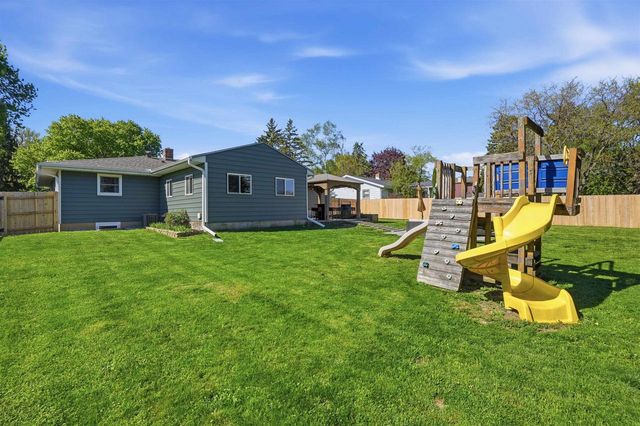 805 Miller Drive, Oregon, WI 53575