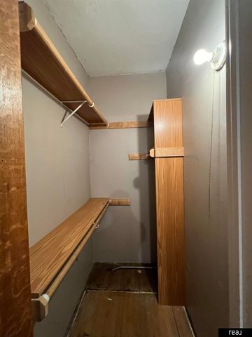 204 S 37th Street, Omaha, NE 68131