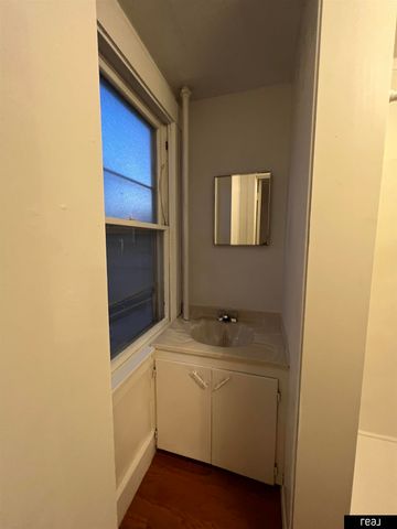 204 S 37th Street, Omaha, NE 68131