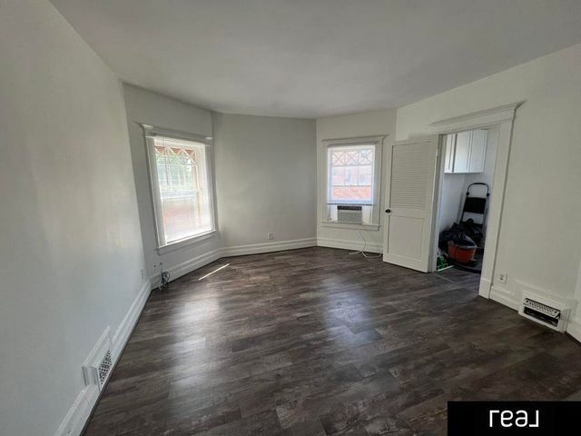 204 S 37th Street, Omaha, NE 68131