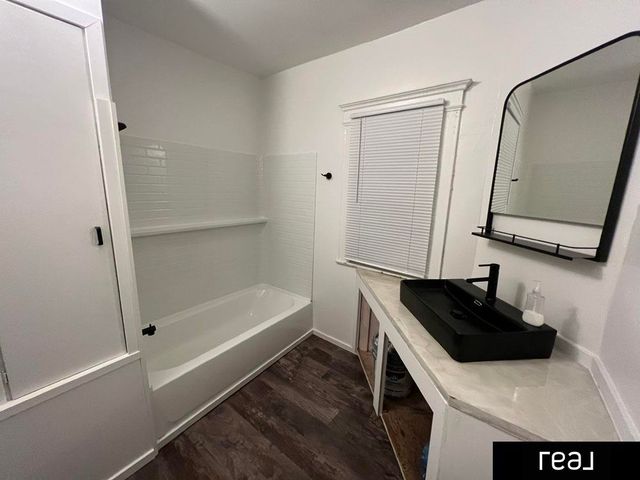 204 S 37th Street, Omaha, NE 68131