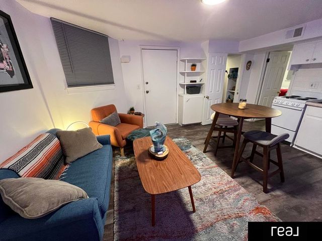 204 S 37th Street, Omaha, NE 68131