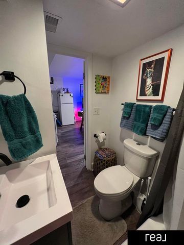 204 S 37th Street, Omaha, NE 68131