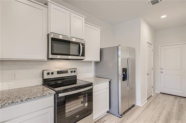605 W South ST 211, Leander, TX 78641