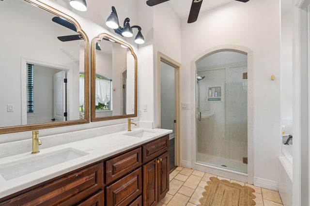 636 W Lake Drive, Livingston, TX 77351