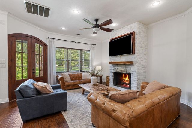 636 W Lake Drive, Livingston, TX 77351