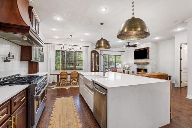 636 W Lake Drive, Livingston, TX 77351