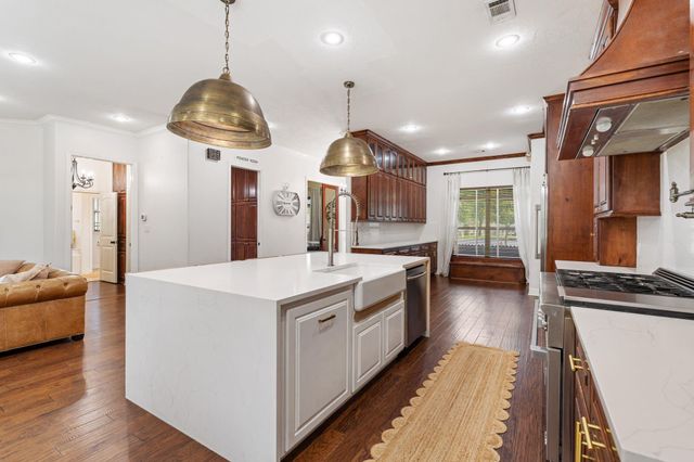 636 W Lake Drive, Livingston, TX 77351
