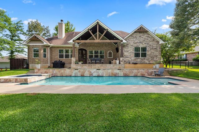636 W Lake Drive, Livingston, TX 77351