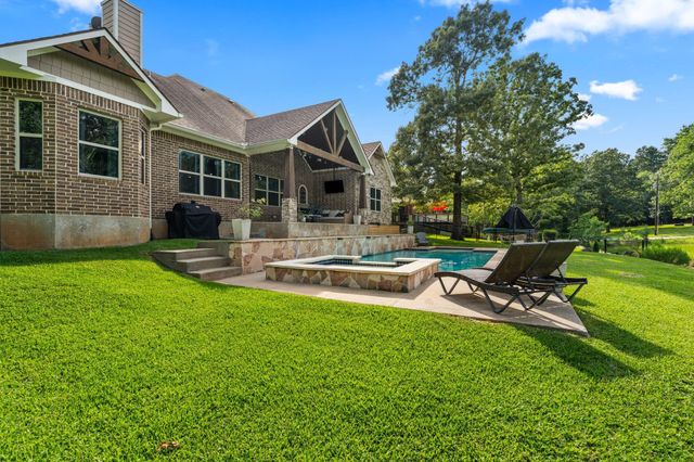 636 W Lake Drive, Livingston, TX 77351