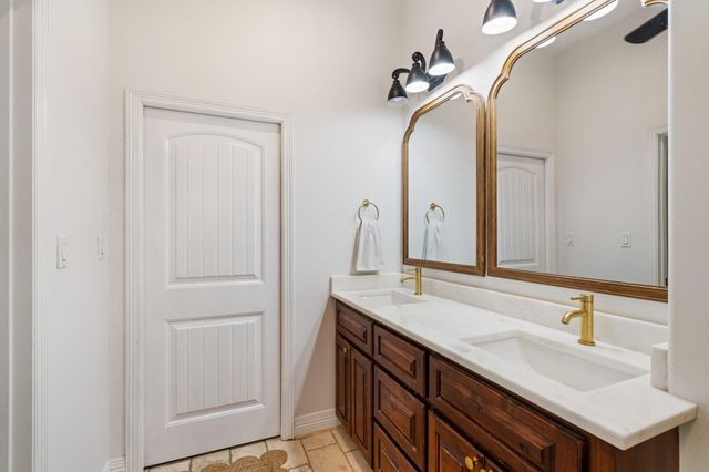 636 W Lake Drive, Livingston, TX 77351
