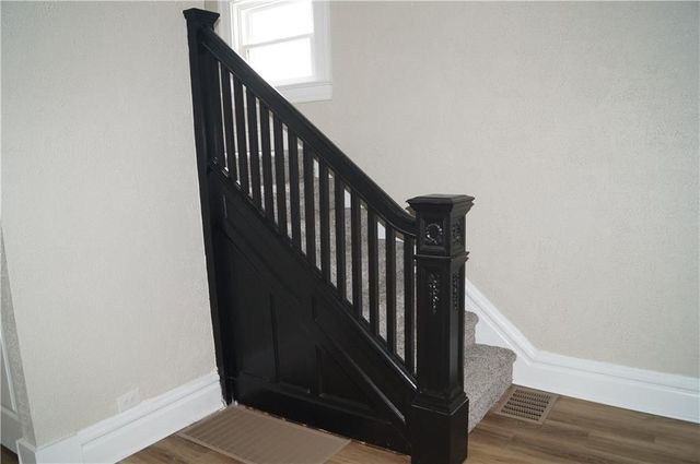9 E Gaskill Ave, Jeannette, PA 15644