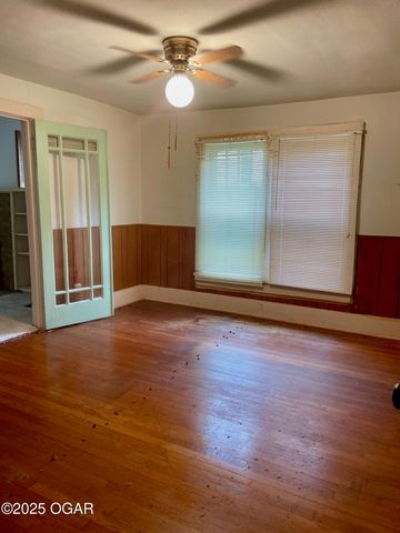 104 N High Street, Neosho, MO 64850