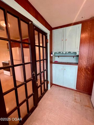 104 N High Street, Neosho, MO 64850