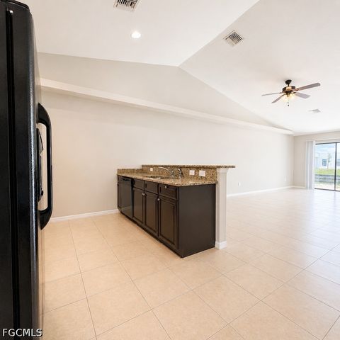 525 SE 4th TER, Cape Coral, FL 33990