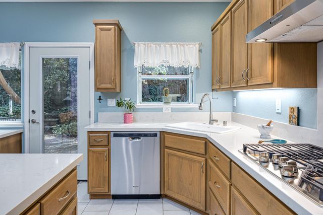 7034 Ara Ln, Carmichael, CA 95608
