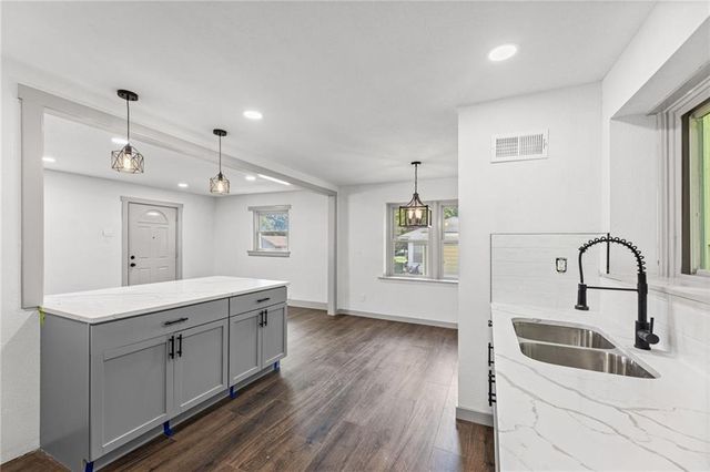 8716 E 74th Street, Kansas City, MO 64133
