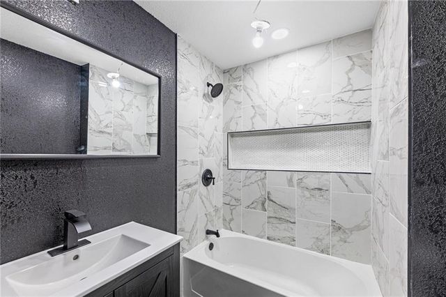 8716 E 74th Street, Kansas City, MO 64133