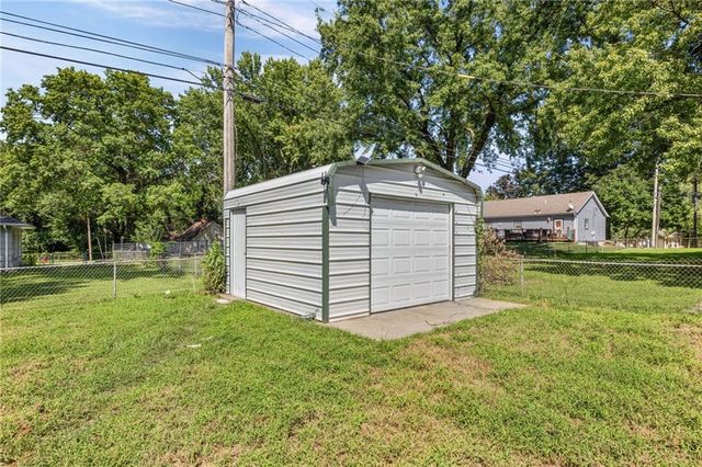 8716 E 74th Street, Kansas City, MO 64133