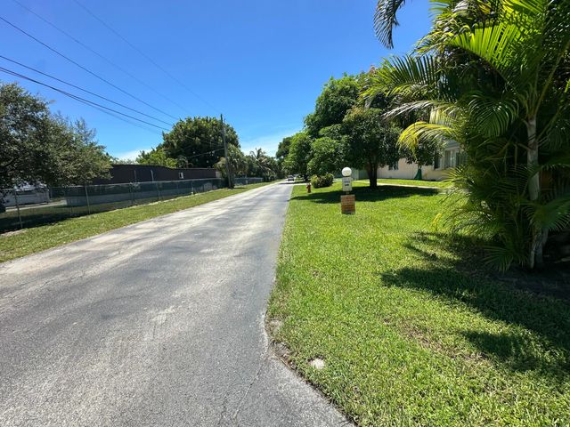 1799 Fairview Villas Drive 1, Palm Springs, FL 33406