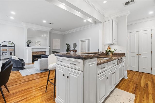 41-43 Phillips St 8, Boston, MA 02114