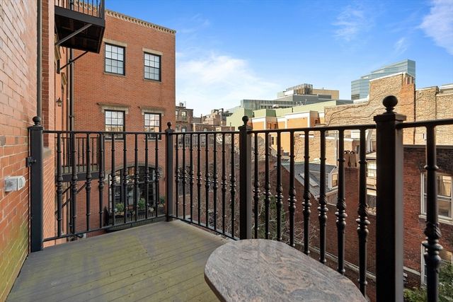 41-43 Phillips St 8, Boston, MA 02114