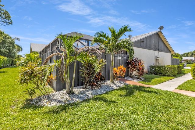 1050 Summit Trail Cir B, West Palm Beach, FL 33415